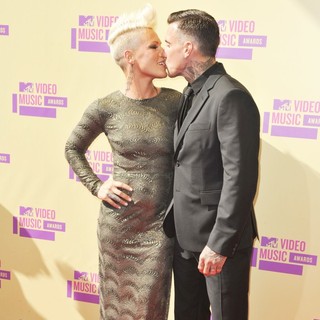 Pink, Carey Hart in 2012 MTV Video Music Awards - Arrivals