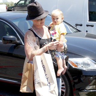 Pink and Willow Hart Leaving The Malibu Cross Creek Mall - pink-hart-leaving-the-malibu-cross-creek-mall-02