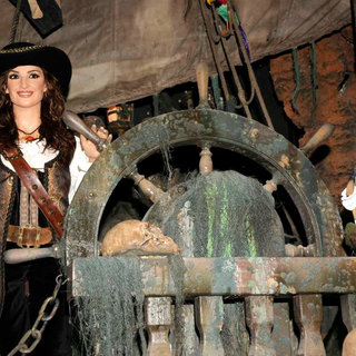 Penelope Cruz in Madrid Wax Museum Unveils Their New Wax Figures of Johnny Depp and Penelope Cruz