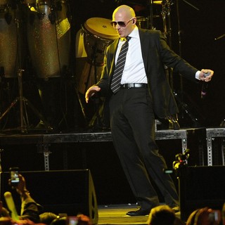 Pitbull in The Y100 Jingle Ball 2011 - pitbull-performing-live-y100-jingle-ball-2011-05