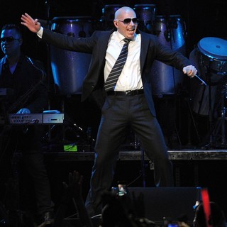 Pitbull in The Y100 Jingle Ball 2011 - pitbull-performing-live-y100-jingle-ball-2011-08