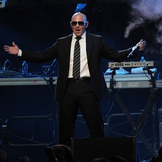 Pitbull in The Y100 Jingle Ball 2011 - pitbull-performing-live-y100-jingle-ball-2011-10