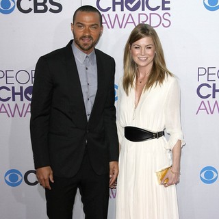 Jesse Williams, Ellen Pompeo in People's Choice Awards 2013 - Red Carpet Arrivals