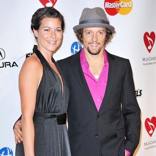 Tristan Prettyman, Jason Mraz in 2011 MusiCares Person of The Year Tribute to Barbra Streisand
