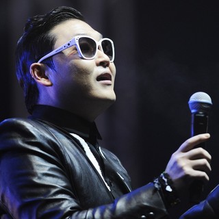 PSY Performs His Gangnam Style Dance Live - psy-performs-his-gangnam-style-dance-live-02