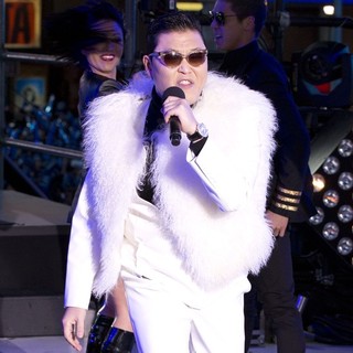 PSY in New Year's Eve 2013 in Times Square