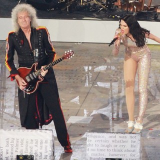 Queen in London 2012 Olympic Games - Closing Ceremony - queen-jessie-j-london-2012-olympic-games-closing-ceremony-02