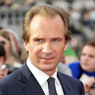 Ralph Fiennes in Harry Potter and the Deathly Hallows Part II World Film Premiere - Arrivals - ralph-fiennes-world-premiere-deathly-hallows-part-ii-01