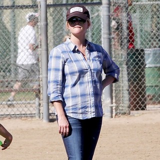 Reese Witherspoon in Reese Witherspoon at A Park in Brentwood for Her Son's Soccer Game