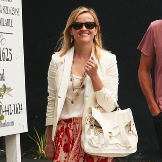 Reese Witherspoon Goes for Lunch in Malibu - reese-witherspoon-goes-for-lunch-01