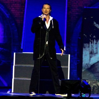 Ricardo Arjona Performs Live as Part of A Special Valentine's Concert