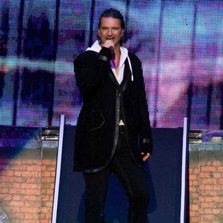 Ricardo Arjona Performs Live as Part of A Special Valentine's Concert