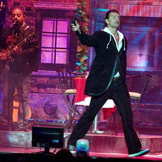 Ricardo Arjona Performs Live as Part of A Special Valentine's Concert
