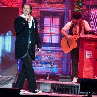 Ricardo Arjona Performs Live as Part of A Special Valentine's Concert