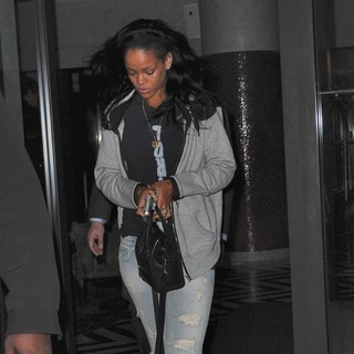 Rihanna in Rihanna Exits The Gansevoort Hotel