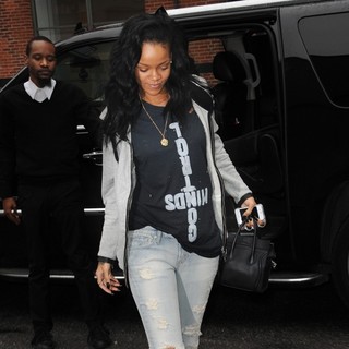 Rihanna in Rihanna Exits The Gansevoort Hotel