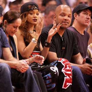 Rihanna in Celebrities Watch The Los Angeles Lakers vs The Los Angeles Clippers