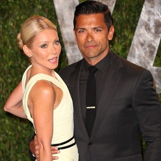 Kelly Ripa, Mark Consuelos in 2012 Vanity Fair Oscar Party - Arrivals