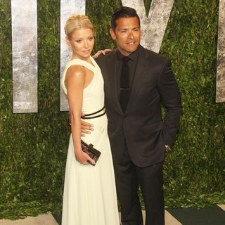 Kelly Ripa, Mark Consuelos in 2012 Vanity Fair Oscar Party - Arrivals