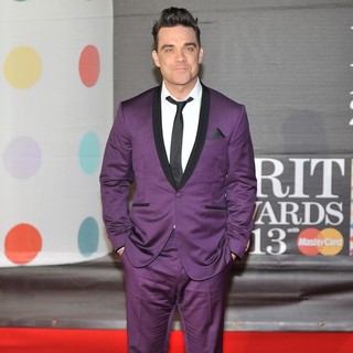 Robbie Williams in The 2013 Brit Awards - Arrivals - robbie-williams-2013-brit-awards-03