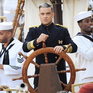 robbie-williams-filming-music-video-go-g