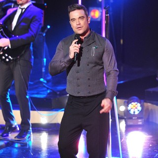 Robbie Williams Performs on Scandinavian Primetime Talkshow Skavlan Filmed - robbie-williams-performs-on-skavlan-01
