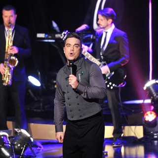 Robbie Williams Performs on Scandinavian Primetime Talkshow Skavlan Filmed