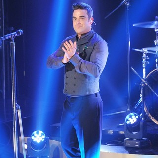 Robbie Williams Performs on Scandinavian Primetime Talkshow Skavlan Filmed