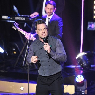 Robbie Williams Performs on Scandinavian Primetime Talkshow Skavlan Filmed