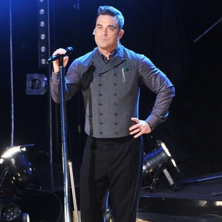 Robbie Williams Performs on Scandinavian Primetime Talkshow Skavlan Filmed