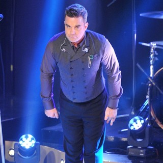 Robbie Williams Performs on Scandinavian Primetime Talkshow Skavlan Filmed