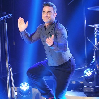 Robbie Williams Performs on Scandinavian Primetime Talkshow Skavlan Filmed