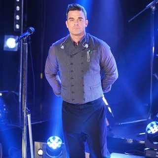 Robbie Williams Performs on Scandinavian Primetime Talkshow Skavlan Filmed