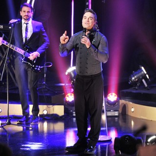 Robbie Williams in Robbie Williams Performs on Scandinavian Primetime Talkshow Skavlan Filmed