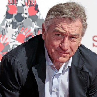 Robert De Niro in Robert De Niro Places His Hand and Foot Prints in Cement During The Footprint Ceremony