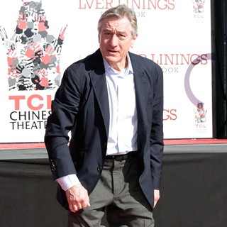 Robert De Niro in Robert De Niro Places His Hand and Foot Prints in Cement During The Footprint Ceremony