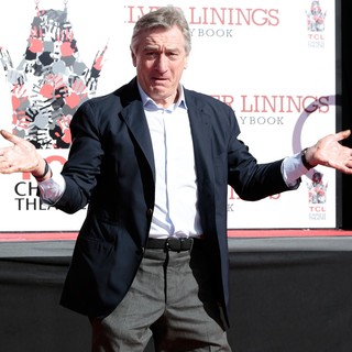 Robert De Niro in Robert De Niro Places His Hand and Foot Prints in Cement During The Footprint Ceremony