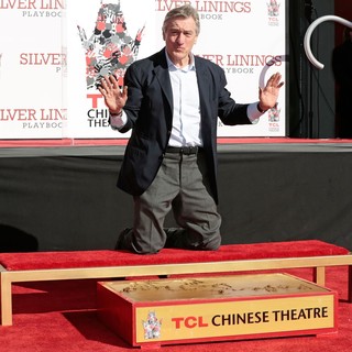 Robert De Niro in Robert De Niro Places His Hand and Foot Prints in Cement During The Footprint Ceremony