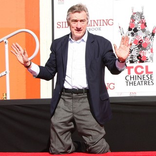 Robert De Niro in Robert De Niro Places His Hand and Foot Prints in Cement During The Footprint Ceremony