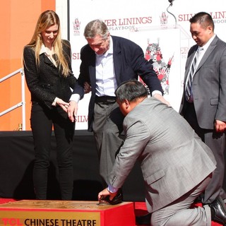 Robert De Niro in Robert De Niro Places His Hand and Foot Prints in Cement During The Footprint Ceremony