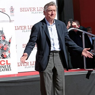 Robert De Niro in Robert De Niro Places His Hand and Foot Prints in Cement During The Footprint Ceremony