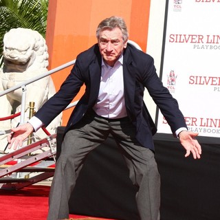 Robert De Niro in Robert De Niro Places His Hand and Foot Prints in Cement During The Footprint Ceremony