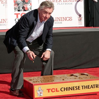 Robert De Niro in Robert De Niro Places His Hand and Foot Prints in Cement During The Footprint Ceremony