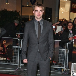 Robert Pattinson in The Twilight Saga's Breaking Dawn Part I UK Film Premiere - Arrivals