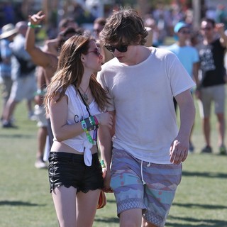 Evan Peters in The 2013 Coachella Valley Music and Arts Festival - Week 1 Day 2 - roberts-peters-2013-coachella-valley-music-and-arts-festival-11