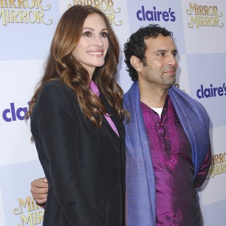Julia Roberts, Tarsem Singh in Relativity Media Presents The Los Angeles Premiere of Mirror Mirror - Arrivals