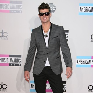 Robin Thicke in 2011 American Music Awards - Arrivals