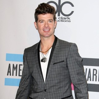 Robin Thicke in 2011 American Music Awards - Press Room