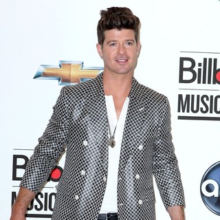 Robin Thicke in 2012 Billboard Music Award - Press Room