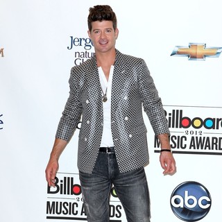 Robin Thicke in 2012 Billboard Music Award - Press Room